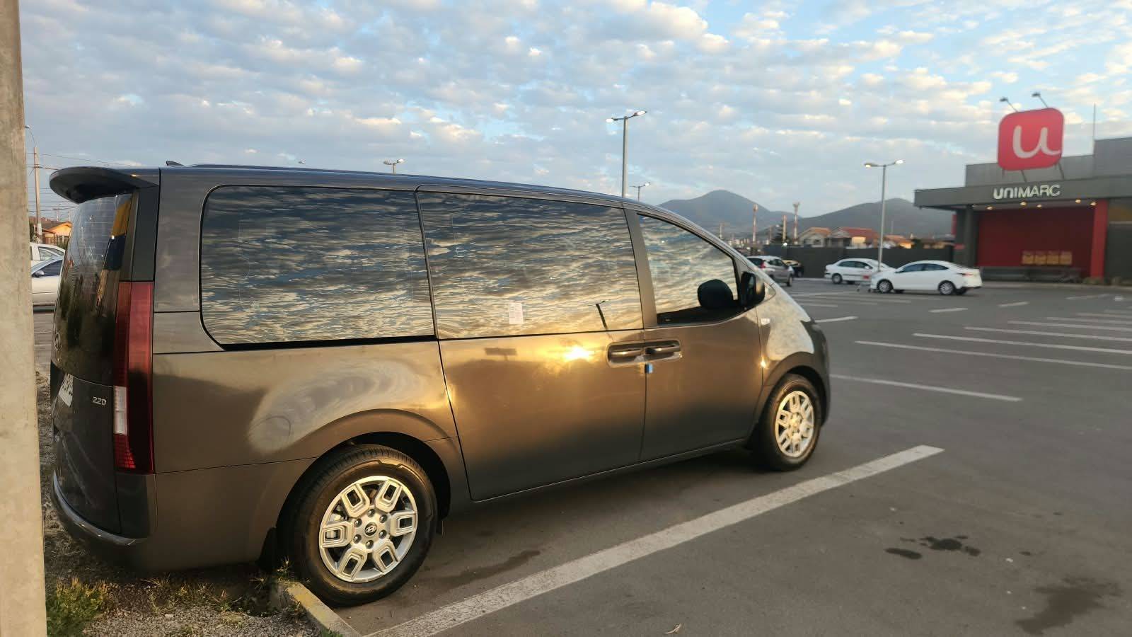 Van de pasajeros de SerenaGo al amanecer